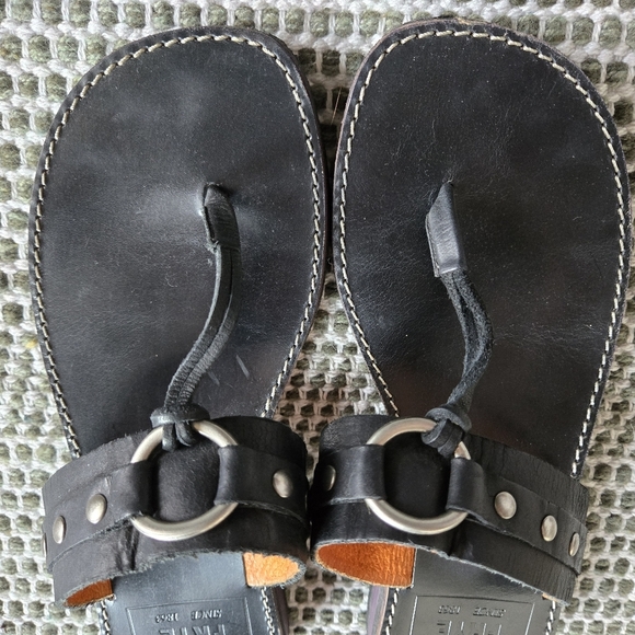FRYE Riven LEATHER SANDAL Thong 7.5 Southwest Stud Western Coastal Cowgirl EUC - Picture 9 of 15